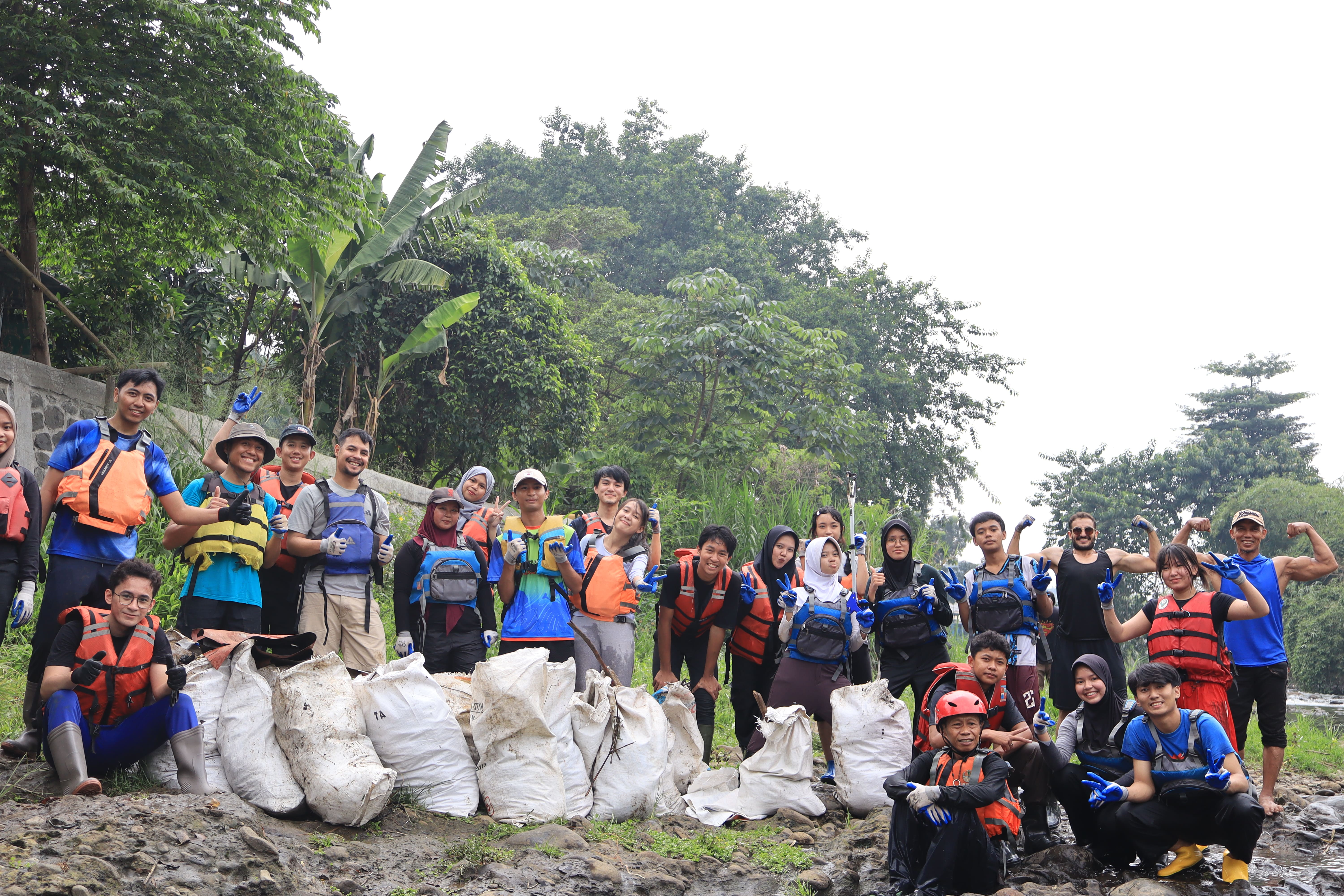 GEMBUL beraksi bersama ALKESA membersihkan sungai ciliwung